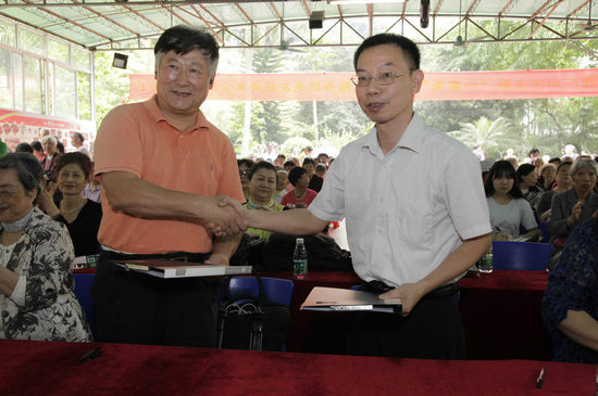 市文联主席乔平与广州友好机构郭少强总监签订共建文明单位协议书