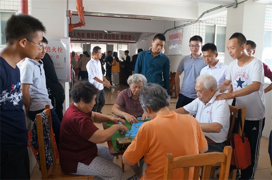 广州友好老年公寓 爱心团体链链公司探访慰问长者