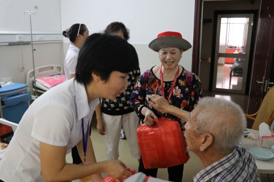 广州友好老年公寓 2017年友好党总支、老代会、义工队国庆、中秋佳节走访慰问特需长者