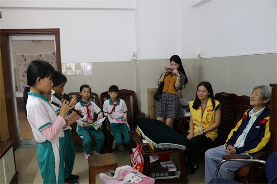 广州友好老年公寓 大源小学学生重阳节来我院探访长者