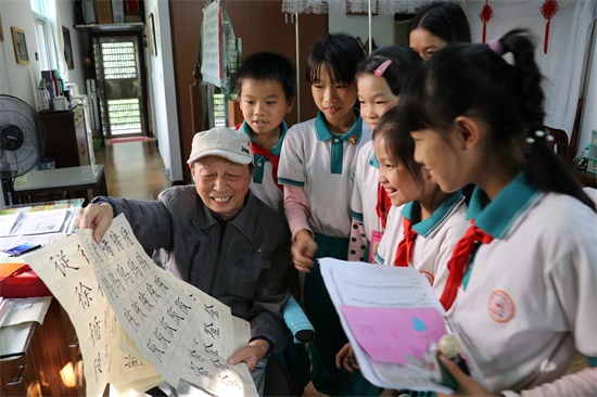 广州友好老年公寓 大源小学学生重阳节来我院探访长者