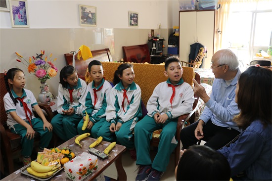 广州友好老年公寓 大源小学学生重阳节来我院探访长者