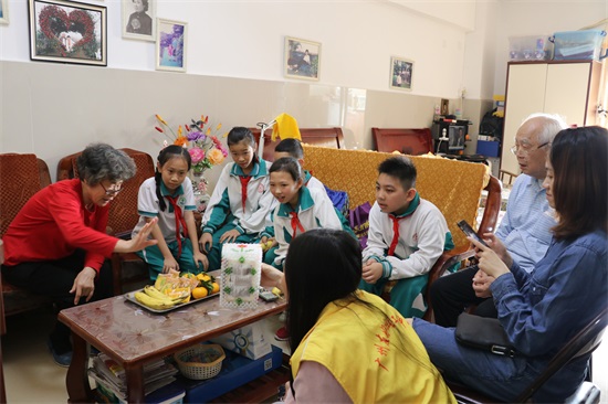 广州友好老年公寓 大源小学学生重阳节来我院探访长者