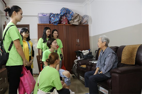 广州友好老年公寓 阳光女人重阳节关爱老人