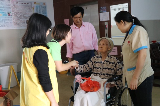 广州友好老年公寓 阳光女人重阳节关爱老人