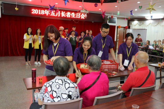 广州友好老年公寓 广州市广播电视大学来我院参加五月长者生日会