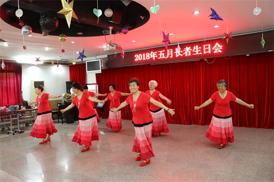 广州友好老年公寓 广州市广播电视大学来我院参加五月长者生日会